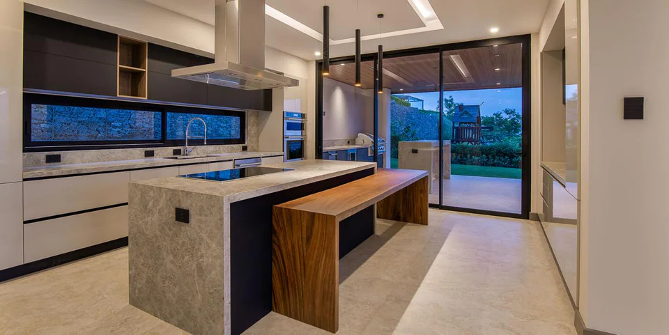 Cocina contemporánea de Cerro Alto 500 con isla central y salida a la terraza