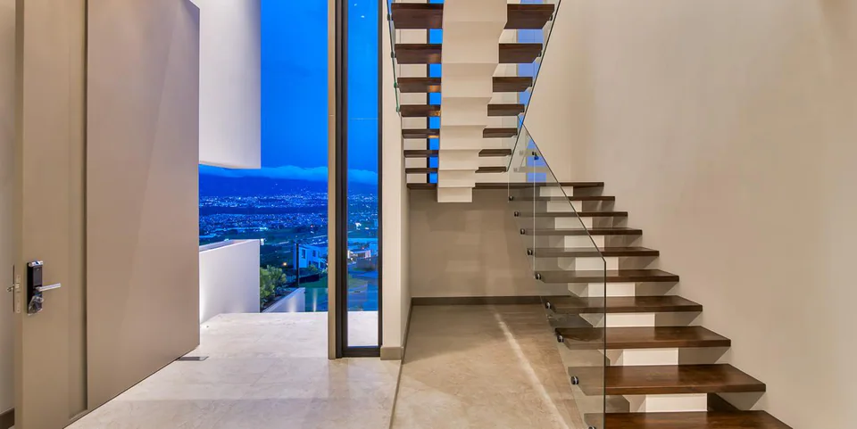 Escalera abierta de Cerro Alto 500 junto a un ventanal panorámico