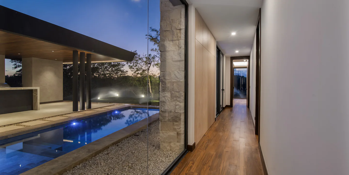 Valle del Sol 400 interior circulation beside the pool